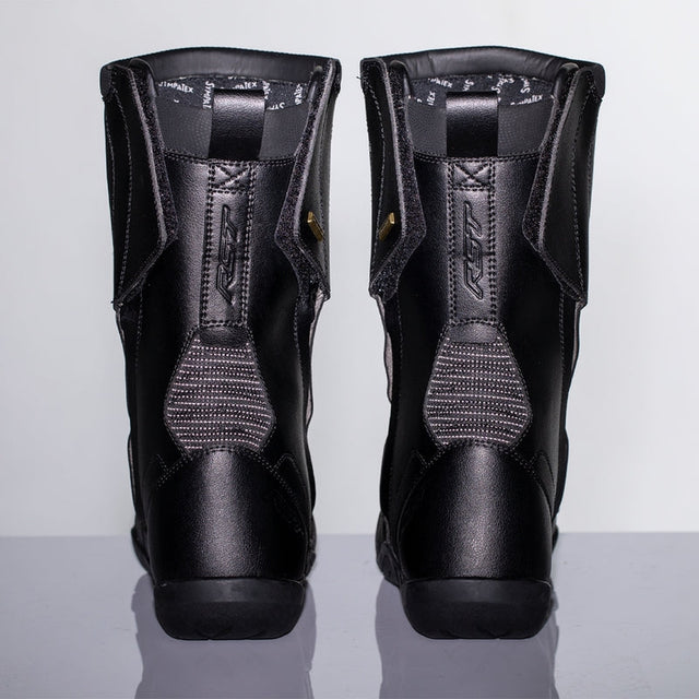 Schwarze RST Pathfinder wasserdichte Motorradstiefel für Abenteuer, mit robustem Design und sicherem Verschluss.