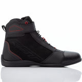 Schwarze und rote Damen-Motorradstiefel RST Frontier Touring mit robustem Design und sicherer Passform auf einem weißen Hintergrund.