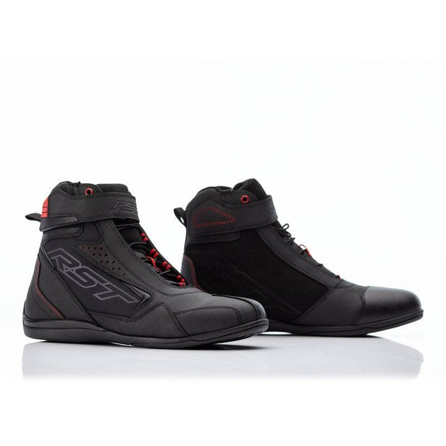 Schwarze und rote RST Frontier Tourenmotorradstiefel aus Leder mit robustem Design und Schnallenverschluss, ideal für Motorradfahrer