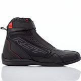 Schwarze und rote RST Frontier Motorradstiefel für Touren, strapazierfähiges Leder mit robusten Schnallen und rutschfester Sohle.