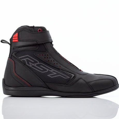 Schwarze und rote RST Frontier Motorradstiefel für Touren, strapazierfähiges Leder mit robusten Schnallen und rutschfester Sohle.