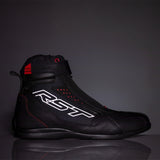 Schwarze und rote RST Frontier Motorradstiefel für Touren, aus robustem Leder mit Schnallenverschluss.