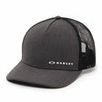 Schwarze OAKLEY Cap Chalten aus Freizeitbekleidung, bequem und stylisch, mit gebogener Schirm und Logo auf der Vorderseite.