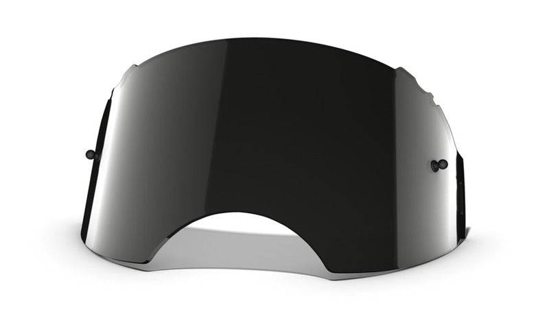 OAKLEY Airbrake Ersatzscheibe in dunkelgrau aus Plutonite, sichtbar auf der Brille, schützt die Augen vor UV und Blendung.