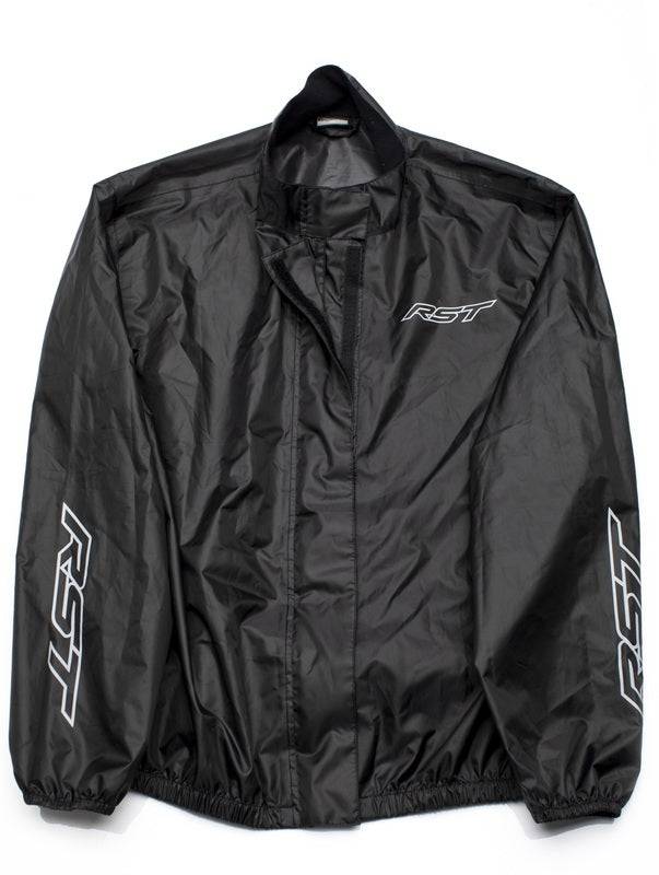 Leichte, wasserdichte Motorradjacke von RST in Schwarz, ideal für Regenbekleidung, zeigt die atmungsaktive Außenseite und RST-Logo.