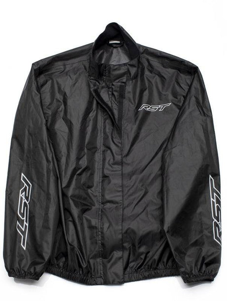 Leichte, wasserdichte Motorradjacke von RST in Schwarz, ideal für Regenbekleidung, zeigt die atmungsaktive Außenseite und RST-Logo.