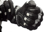 Schwarze und weiße RST Pilot CE Ledermotorradhandschuhe, Nahaufnahme, detailreiche Textur und Schutzmaterial sichtbar