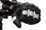 Schwarze und weiße RST Pilot CE Motorradhandschuhe aus Leder mit Schutzpolsterung, für sicheren Fahrkomfort.