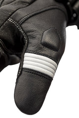 Schwarze und weiße RST Pilot CE Motorradhandschuhe aus Leder, detaillierte Sicht auf die Handschuhe für sicheren Motorradschutz