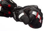 Schwarze, rote und weiße RST Pilot CE Motorradhandschuhe aus Leder mit Protektoren, für sicheren Motorradsport.
