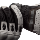 Silberne RST Ventilator-X CE Motorradhandschuhe aus Leder mit Belüftungsöffnungen und Knöchelschutz.
