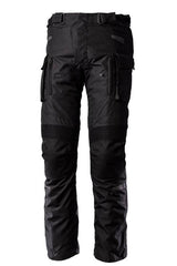Schwarze RST Endurance CE Textil-Motorradhose für Adventure, strapazierfähig mit Protektoren, auf einem Motorrad-Sitz liegend.