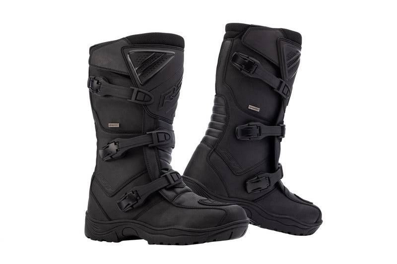 Robuste, schwarze RST Ambush Adventure Motorradstiefel aus wasserdichtem Material, ideal für Fahrten bei jedem Wetter.