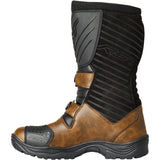 Braune RST Ambush wasserdichte Motorradstiefel, Adventure-Stil, mit robustem Design und schnellem Schnürsystem.