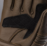Braune RST Damen Roadster 3 CE Handschuhe aus Leder mit robustem Design und perforierten Belüftungsöffnungen.