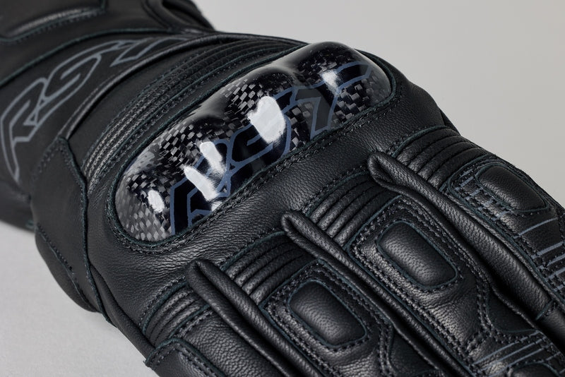 Schwarzer RST Flucrum Herren-Handschuh aus Leder mit CE-Zertifizierung, geeignet für Motorradfahrer, Nahaufnahme der Handschuhe.