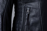 Schwarze RST Ripley2 CE Damen Lederjacke auf einem Kleiderbügel, details und Textur sichtbar