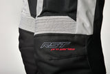 Silberne RST Ventilator XT Motorradhose für Herren, Touring, mit Belüftung und CE-Schutz, auf einem modellierten Motorrad-Outdoor-Setup