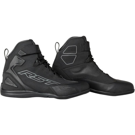 Schwarze RST Sabre wasserdichte CE Motorradstiefel für Herren, Touring-Stiefel mit robustem Design und Sicherheitsfeatures.