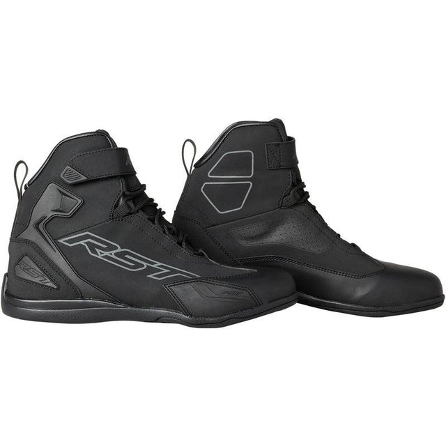 Schwarze RST Sabre wasserdichte CE Motorradstiefel für Herren, Touring-Stiefel mit robustem Design und Sicherheitsfeatures.