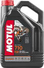 MOTUL 710 2T Motorenöl, 4L, flüssiges 2-Takt-Öl für Motorräder und Motorgeräte, in einer transparenten Flasche.