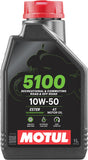 Motul 5100 4T Motorenöl 10W50, 1 Liter, flüssiges 4-Takt-Öl für Motorräder, in einer transparenten Flasche.