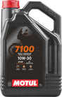 Motul 7100 4T Motorenöl, 10W30, 4 Liter, flüssiges Schmieröl für 4-Takt-Motorräder, transparente Flasche mit Öl.