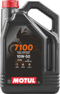 Motul 7100 4T Motorenöl 10W50 in 4-Liter-Flasche, geeignet für 4-Takt Motorräder, klare Flüssigkeit im Flaschenhals