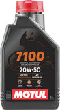 Motul 7100 4T Motorenöl 20W50, 1 Liter, hochwertiges 4-T-Öl für Motorräder, klare Flasche mit Öl.