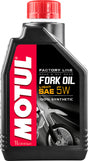 Motul Factory Line Gabelöl 5W, 1 Liter, hochwertiges Gabelöl für Fahrrad- oder Motorradgetriebe, in Flasche abgebildet