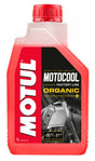 Motul Motocool Factory Line Kühlmittel in 1-Liter-Flasche, geöffnete Verpackung mit klarer Flüssigkeit.