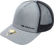 OAKLEY Cap Chalten in grauem Dunkel, Freizeitbekleidung, bequeme Baseballcap mit Markenlogo, auf einem weißen Hintergrund.