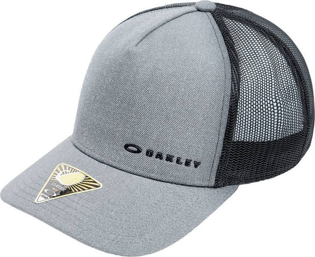OAKLEY Cap Chalten in grauem Dunkel, Freizeitbekleidung, bequeme Baseballcap mit Markenlogo, auf einem weißen Hintergrund.