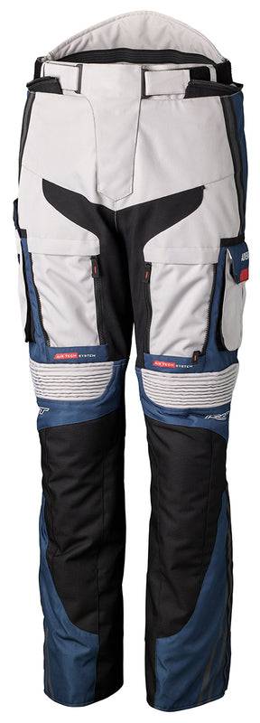 Robuste RST Adventure-X CE Textil-Motorradhose in Silber, Blau und Rot, für Abenteuerfahrten und Schutz.