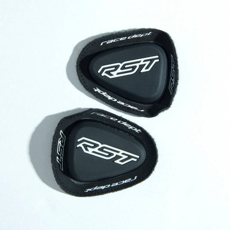 Schwarze RST Factory Elbow Sliders für Bekleidungszubehör, Schutzpolster für den Oberarm, One Size, auf weißem Hintergrund.