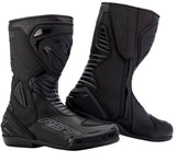Schwarze RST S1 Touring Stiefel mit robustem Design und Komfort, ideal für Motorradtouren, auf einem weißen Hintergrund.
