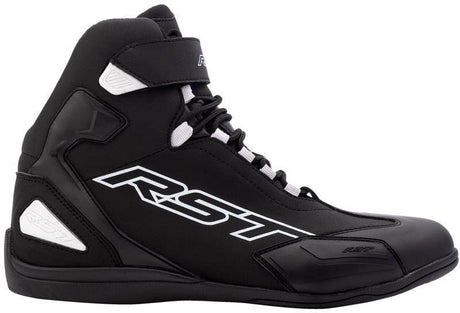 Schwarze RST Sabre Motorradstiefel aus Touring-Leder mit robustem Design und verstärktem Knöchelbereich.