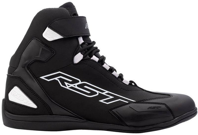 Schwarze RST Sabre Motorradstiefel aus Touring-Leder mit robustem Design und verstärktem Knöchelbereich.