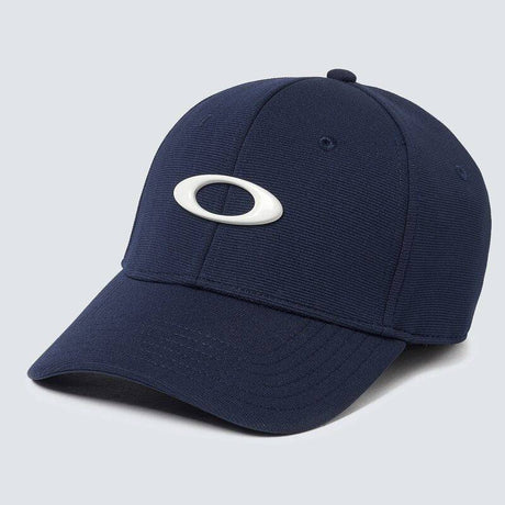 OAKLEY Tincan Cap in Blau, Freizeitbekleidung, auf einem Model getragen, mit verstellbarem Riemen und OAKLEY Logo vorne.