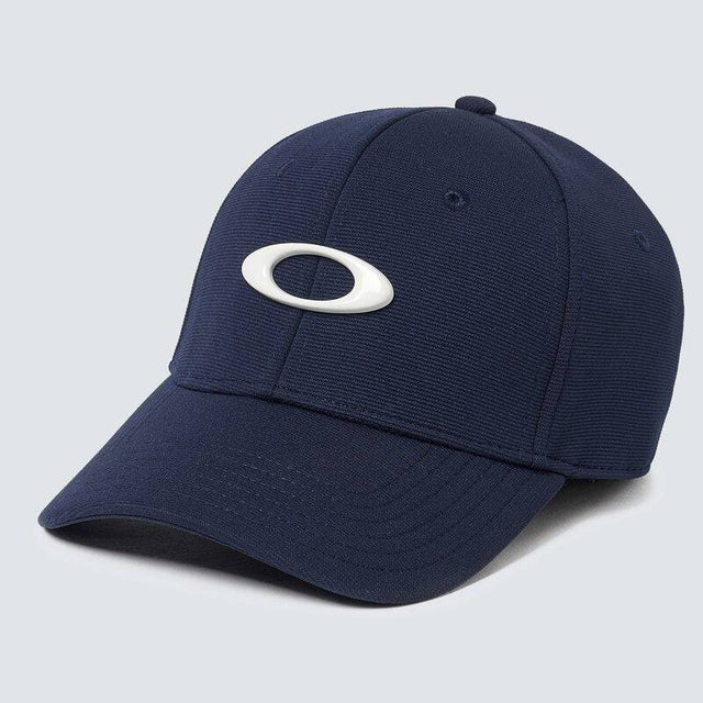 OAKLEY Tincan Cap in Blau, Freizeitbekleidung, auf einem Model getragen, mit verstellbarem Riemen und OAKLEY Logo vorne.