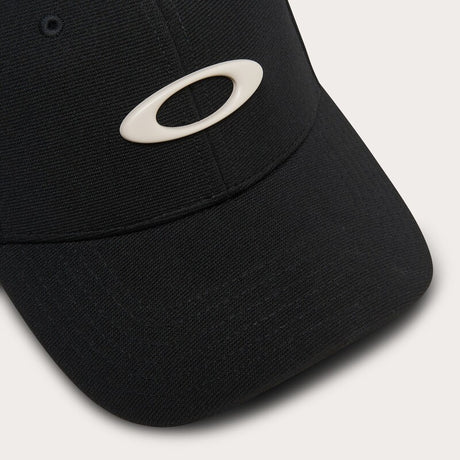 Schwarze Oakley Tincan Cap aus Freizeitbekleidung mit verstellbarem Riemen und Oakley-Logo auf der Vorderseite.