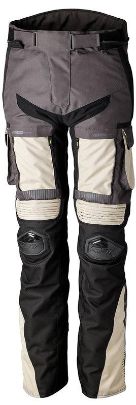 Robuste RST Ranger CE Motorradhose für Herren in Sand und Graphit, mit Schutz- und Adventure-Design, auf einem Motorrad liegend.