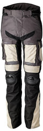 Robuste RST Ranger CE Motorradhose für Herren in Sand und Graphit, mit Schutz- und Adventure-Design, auf einem Motorrad liegend.