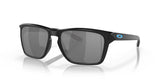 Schwarze OAKLEY Sylas Sonnenbrille mit schwarzen Iridium-Gläsern, sportliches Design, UV-Schutz und stilvolles Aussehen.