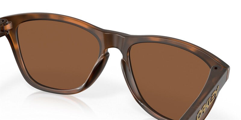 OAKLEY Frogskins Sonnenbrille in mattem Braun mit braunen Gläsern, stilvolle Brille für Sonnenschutz und Mode.