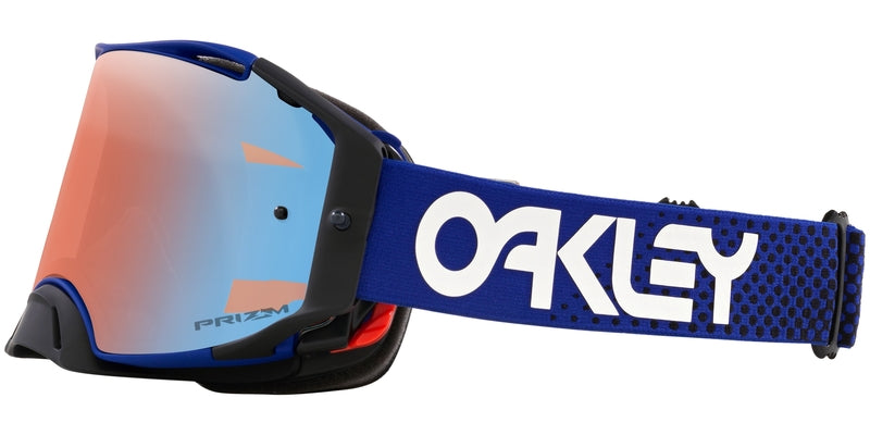 OAKLEY Airbrake MX-Brille mit blauer Rahmen, Prizm MX Sapphire Glas und Schutzbrille für Motocross, auf einem weißen Hintergrund