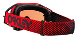 OAKLEY Airbrake MX Brille mit roten Rahmen und Prizm MX Torch Glas, Schutzbrille für Motocross, auf Bild sichtbar
