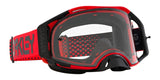 OAKLEY Airbrake MX-Brille mit rotem Rahmen und klaren Gläsern, für Motocross, auf einem weißen Hintergrund fotografiert.