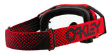 OAKLEY Airbrake MX-Brille mit rotem Rahmen und klarem Glas, für Motocross, zeigt das sportliche Design und die Schutzbrille.