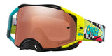 OAKLEY Airbrake MX Brille mit schwarzen Prizm-Glas, Jeffrey Herlings Signatur, für Motocross, auf einem weißen Hintergrund.